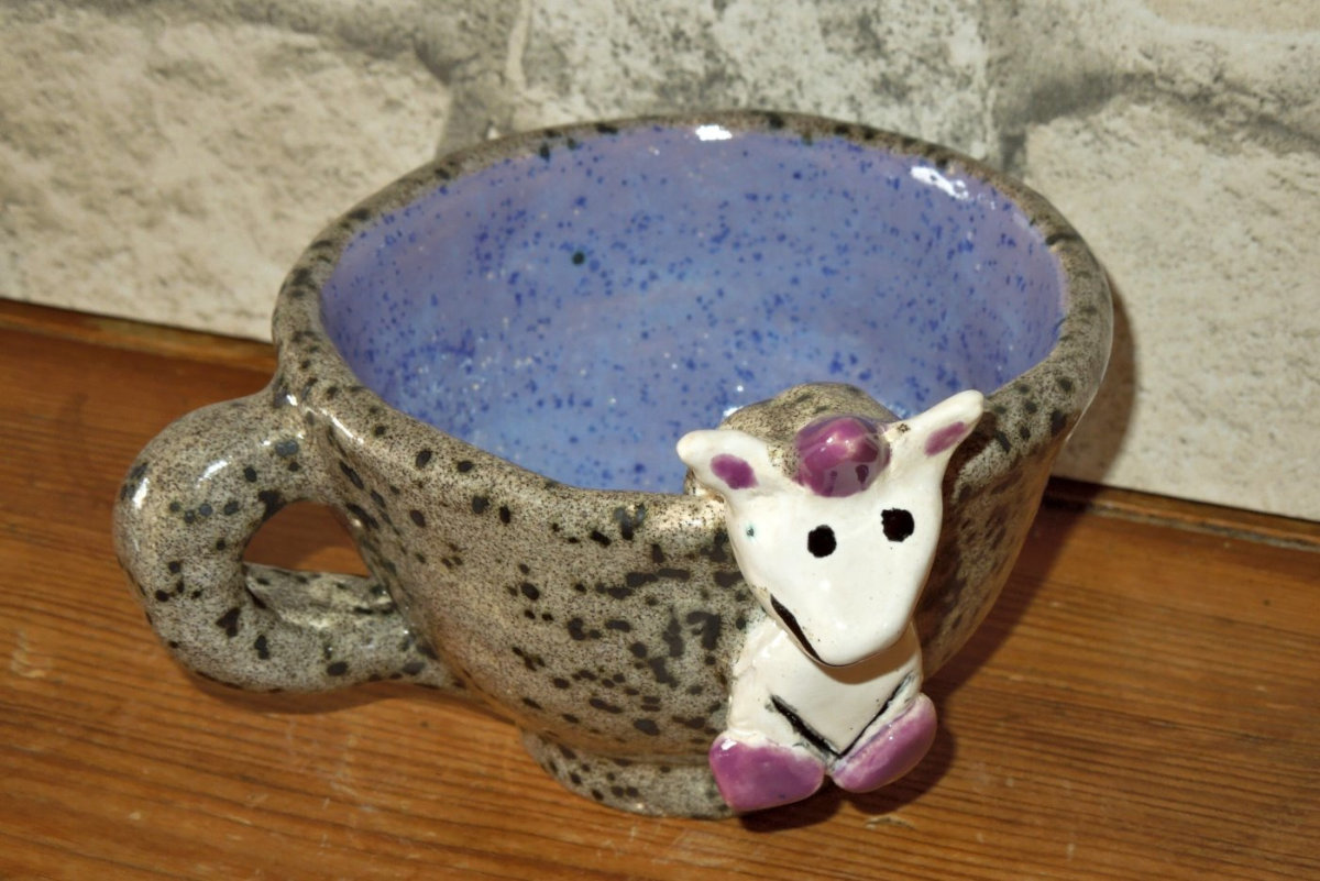 Getöpferte Tasse mit Figur